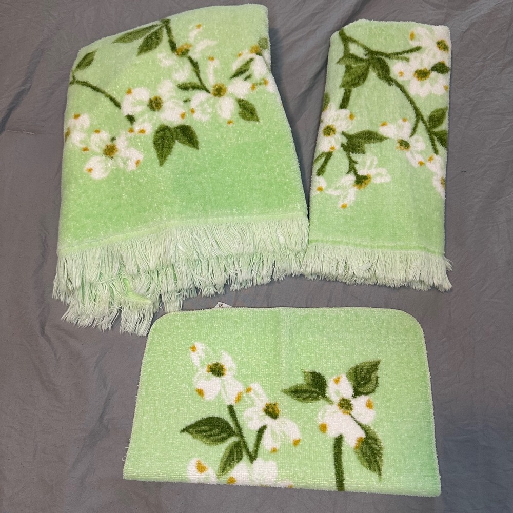Vintage Tastemaker JP Stevens Mint Green Dogwood Floral 3pc Towel Set Fringe USA